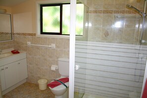 Doccia, soffione a pioggia, set di cortesia gratuito, asciugamani