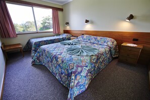 Standard-Zweibettzimmer, 1 Schlafzimmer, Balkon, Erdgeschoss | Babybetten, WLAN, Bettwäsche