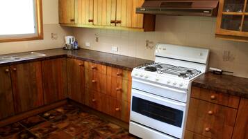 Departamento familiar, 2 habitaciones, balcón, planta baja | Cocina privada | Refrigerador con congelador, microondas y parrilla de estufa