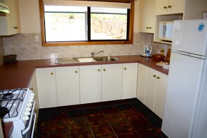 Full-sized fridge, microwave, stovetop, coffee/tea maker - The Crest Apartments (Norfolk Island)