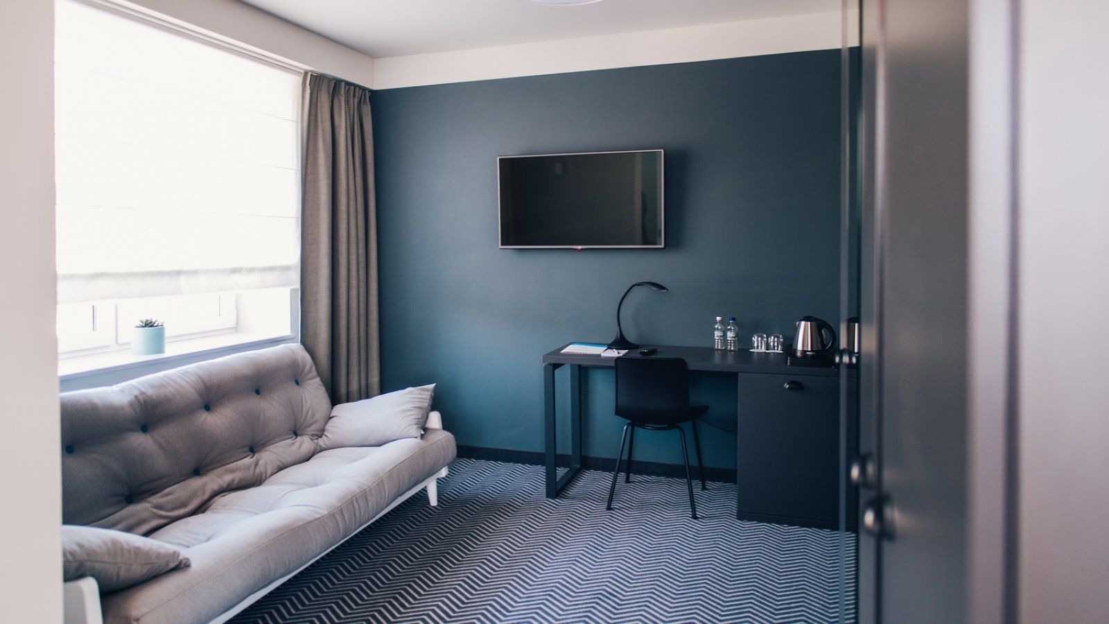 deluxe double room | living area | tv