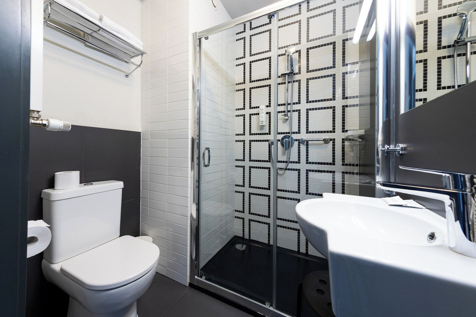 deluxe double room | bathroom | free toiletries, hair dryer, towels