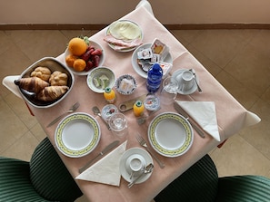 Tägliches inbegriffenes großes Frühstück