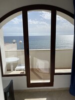 Minibar, caja de seguridad en la habitación y escritorio 