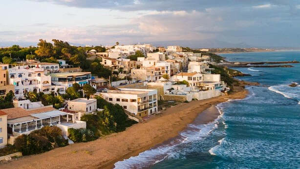 A coastal town with white buildings, a sandy beach, and the ocean. - Hotel Miramare Garzia (Castelvetrano)