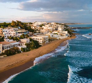 A coastal town with white buildings, a sandy beach, and the ocean. - Hotel Miramare Garzia (Castelvetrano)