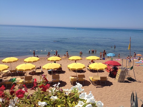Privatstrand in der Nähe, Liegestühle, Sonnenschirme, Windsurfen