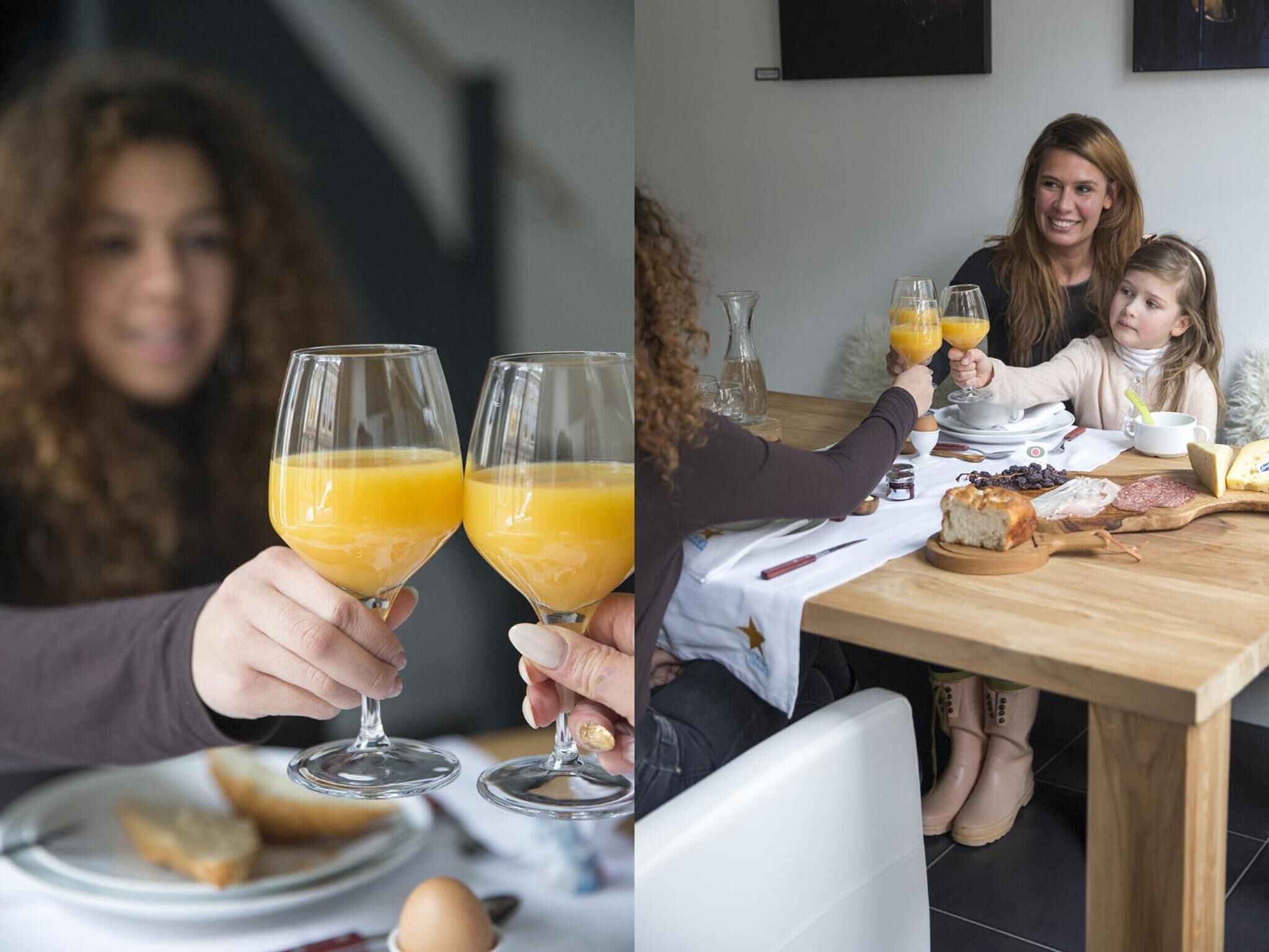 En frukostuppdukning med ett bord för två personer, inklusive tallrikar, bröd och ett glas apelsinjuice.