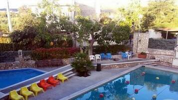Piscine extérieure, chaises longues