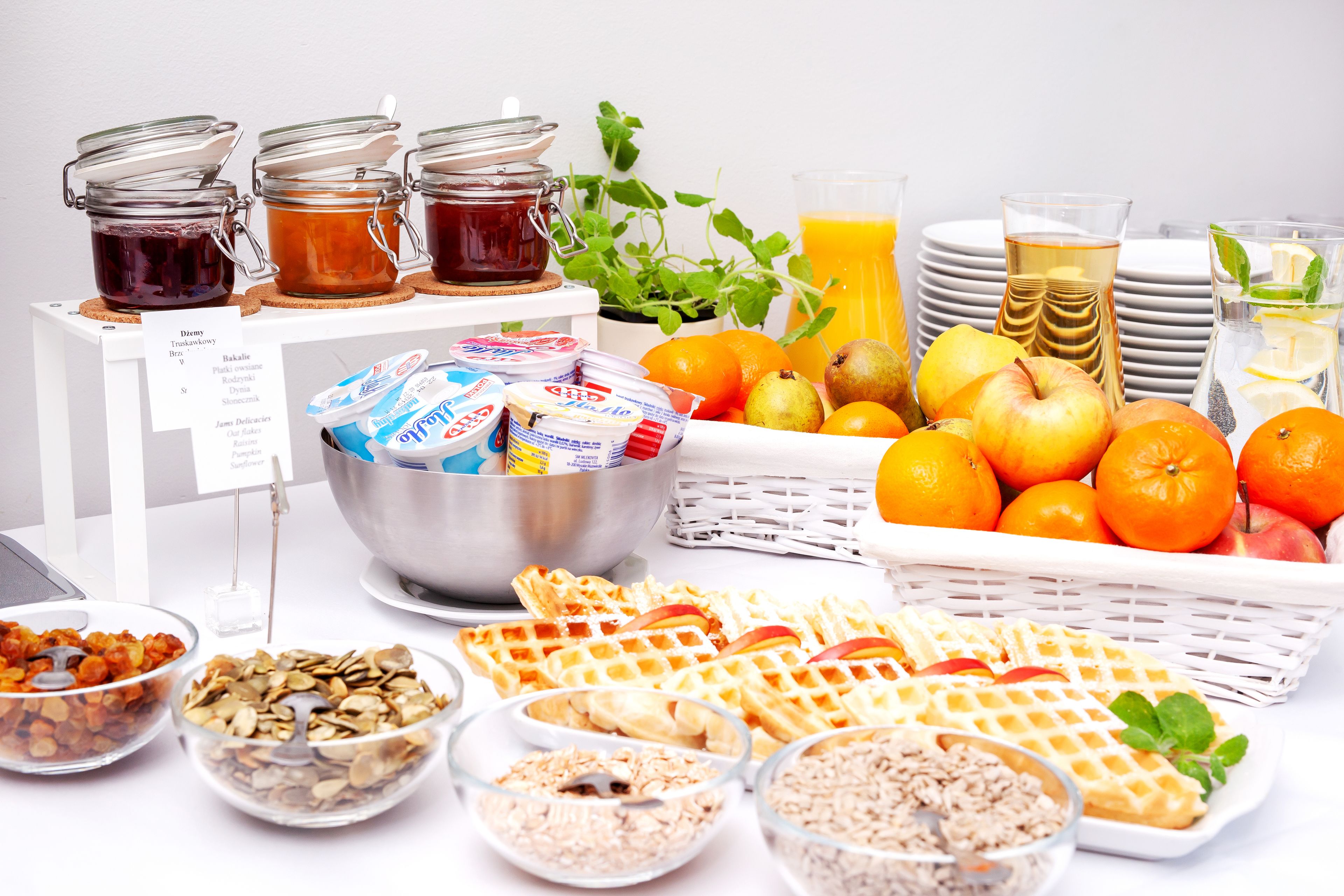 daily buffet breakfast (pln 39.00 per person)