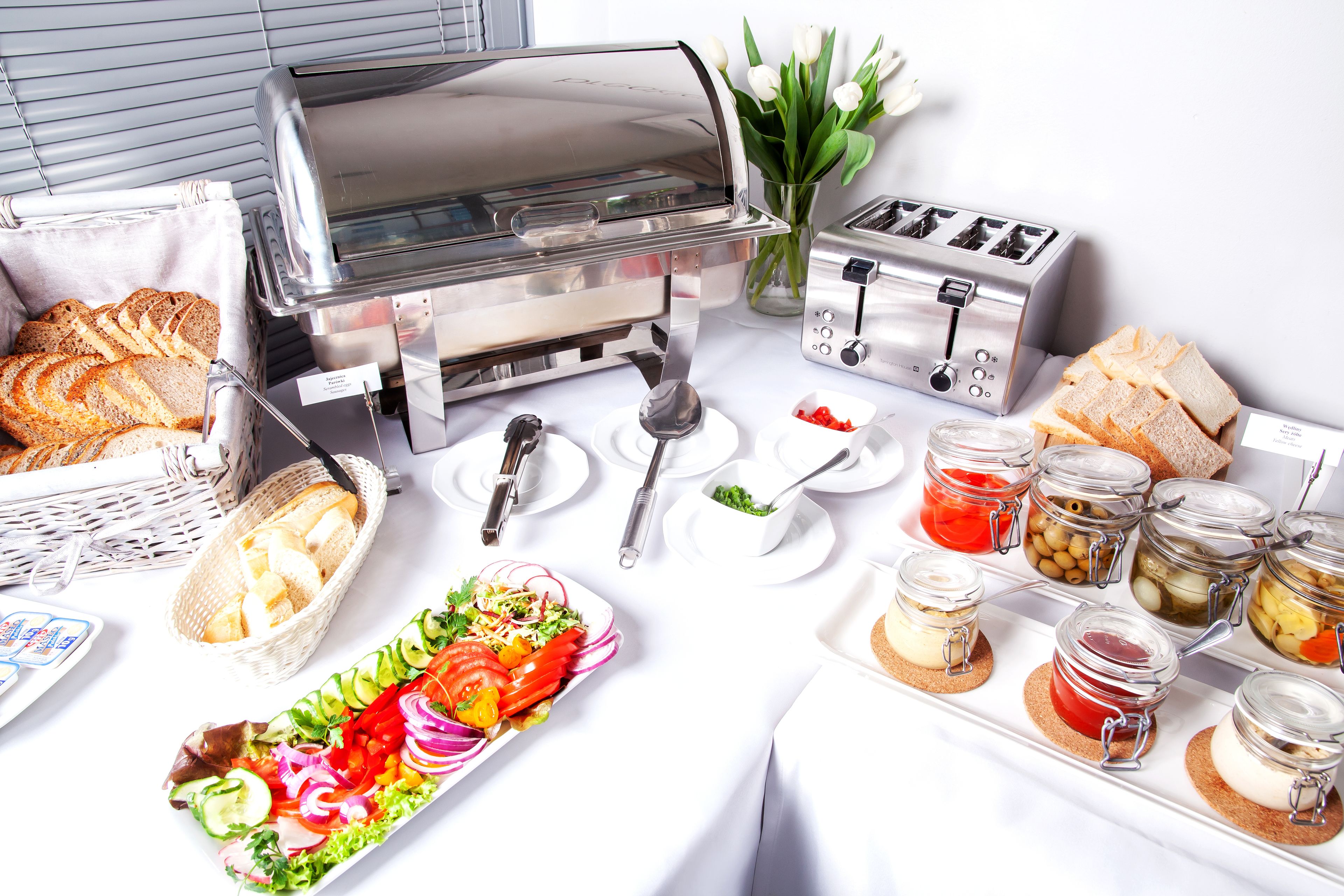 daily buffet breakfast (pln 39.00 per person)