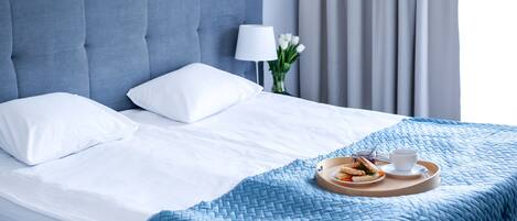 Habitación Premium con 1 cama matrimonial o 2 individuales | Caja de seguridad en la habitación y escritorio