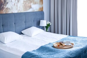 Chambre Prestige double ou avec lits jumeaux | Coffre-fort, bureau, fer et planche à repasser, accès au Wi-Fi (inclus)