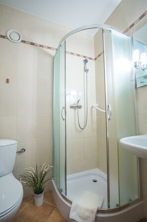 Shower, free toiletries, towels - Baltic Hotel (Gdynia)