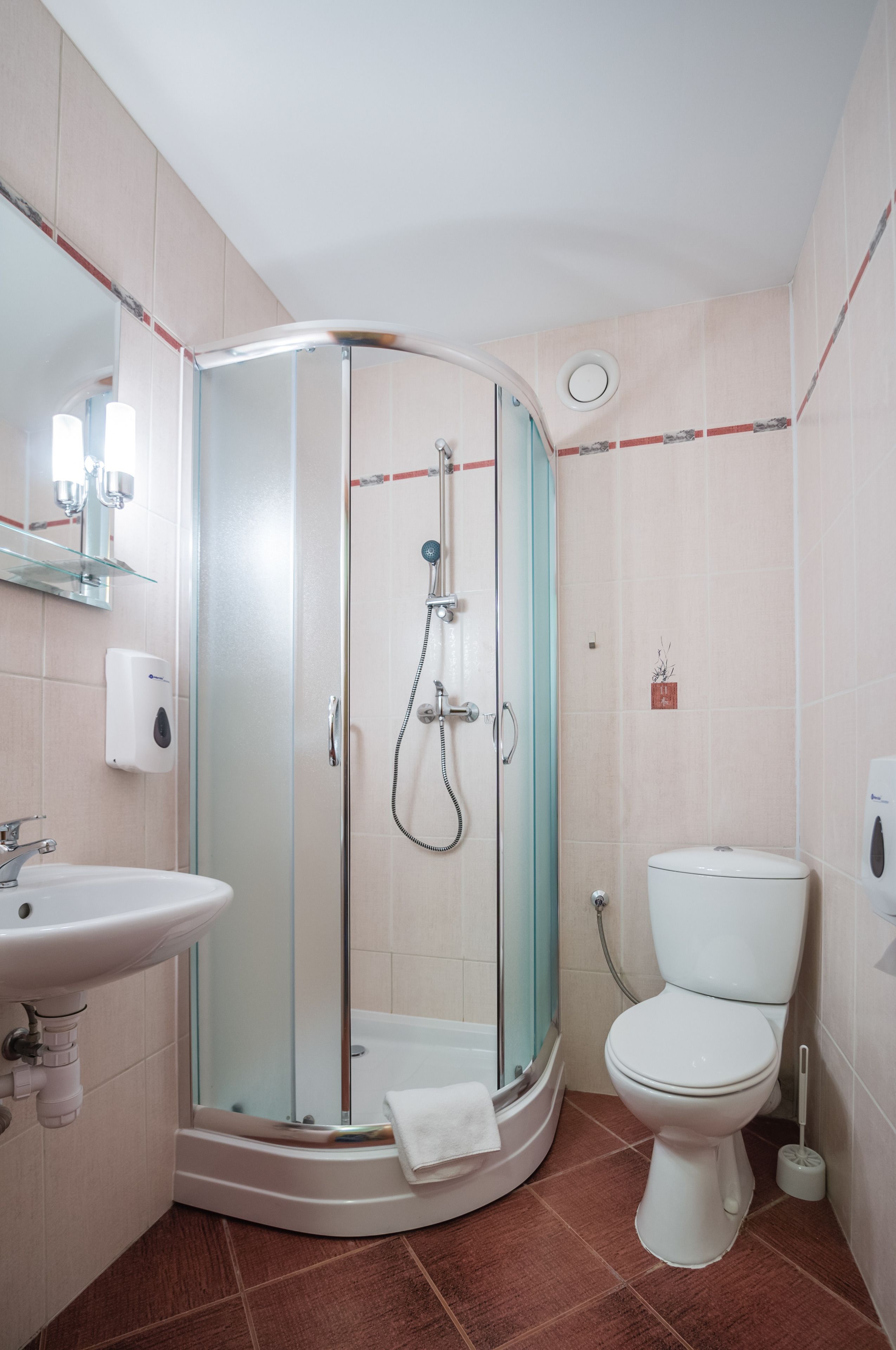 standard single room | bathroom | shower, free toiletries, towels