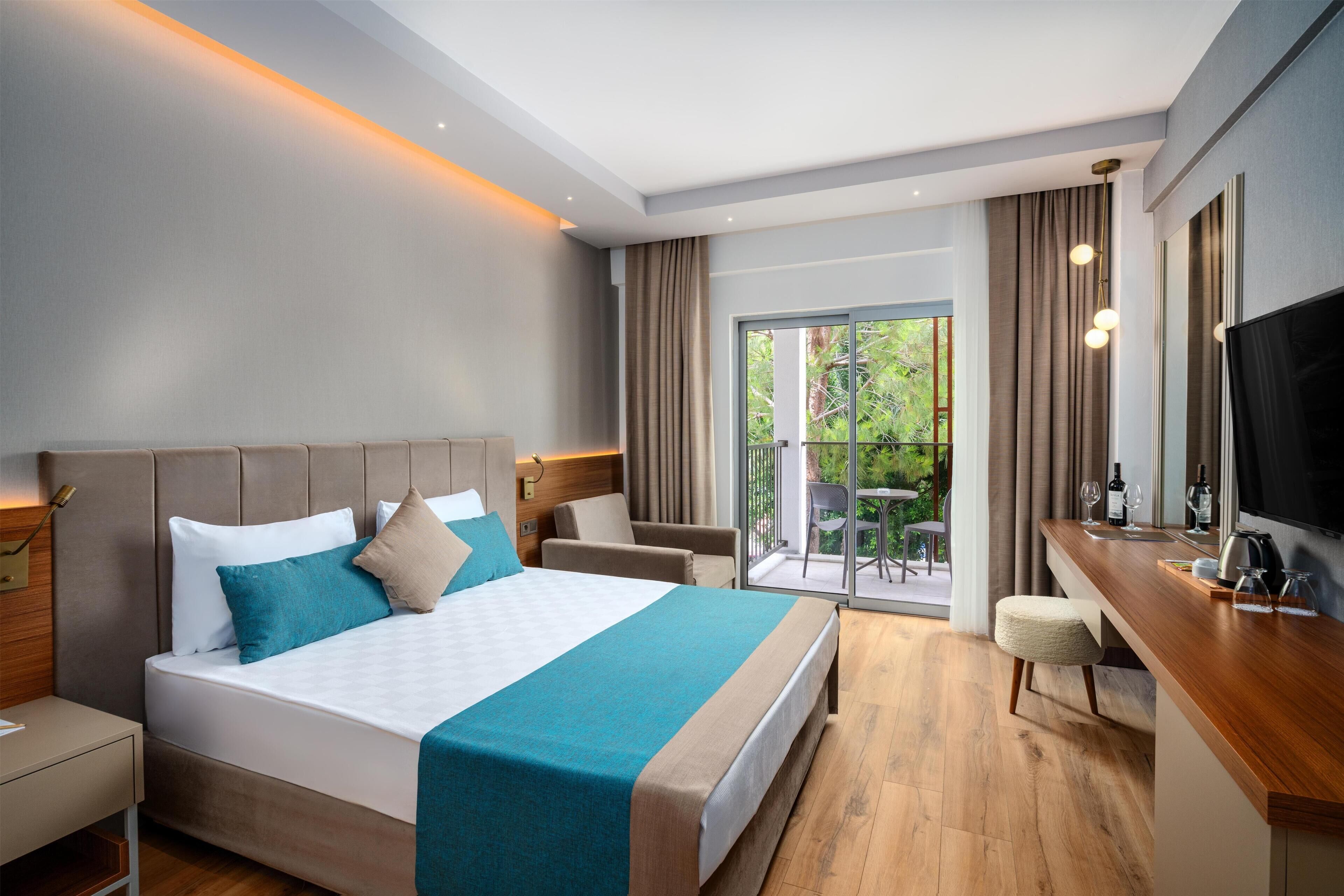 ميني بار وخزنة داخل الغرفة وبديكورات فريدة لكل غرفة ومكتب