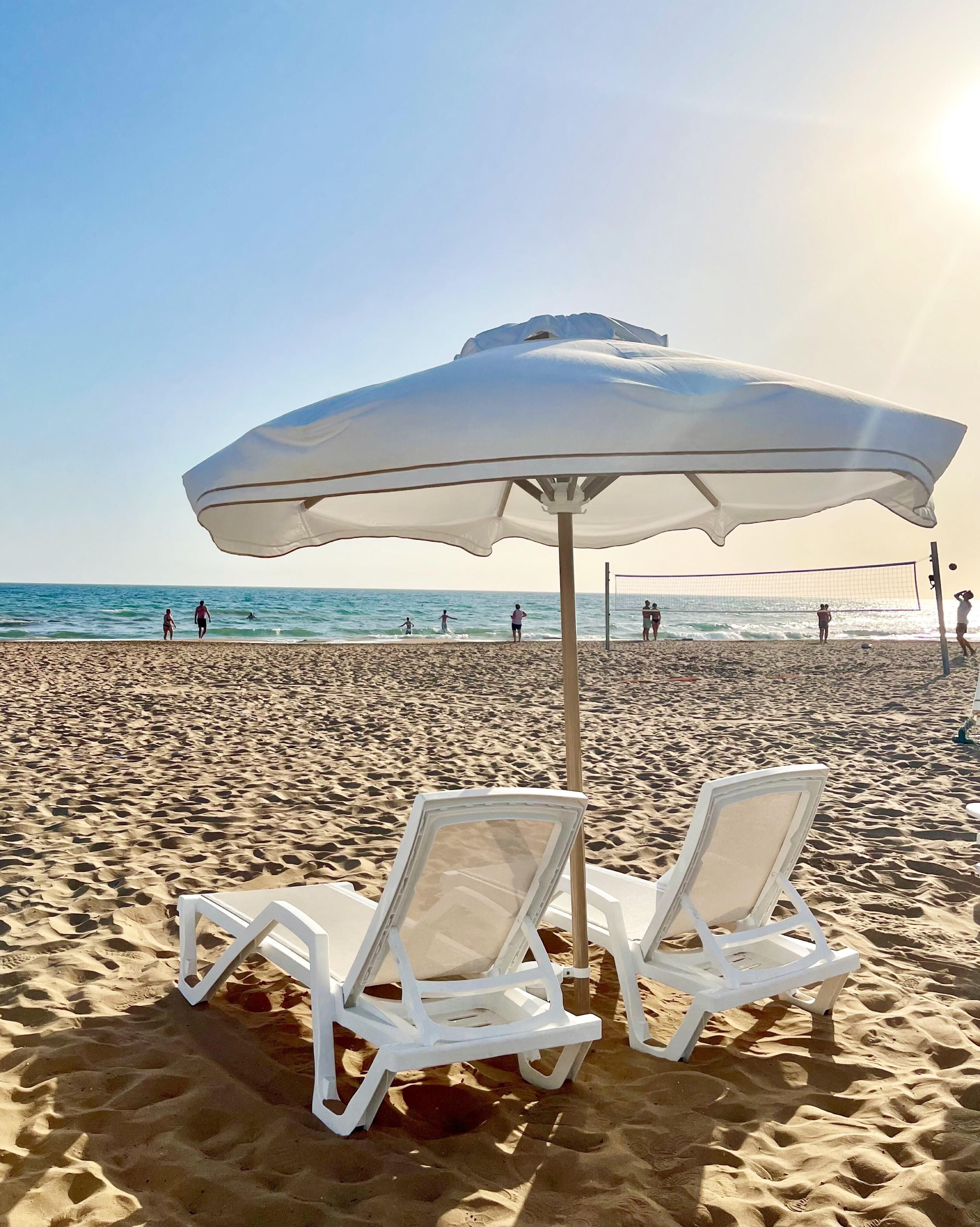 Plage privée à proximité, cabines gratuites, chaises longues, parasols