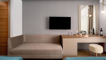 Minibar, Zimmersafe, individuell dekoriert, Schreibtisch