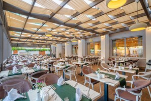 3 restaurantes; se sirven desayunos, almuerzos, cenas y cocina turca