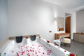 Minibar, Zimmersafe, individuell dekoriert, Schreibtisch