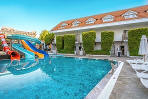 Una piscina cubierta, 2 piscinas al aire libre