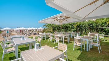 Plage privée à proximité, cabines gratuites, chaises longues, parasols