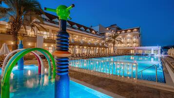 Innenpool, 2 Außenpools, Cabañas (kostenlos), Sonnenschirme