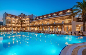 Una piscina cubierta, 2 piscinas al aire libre