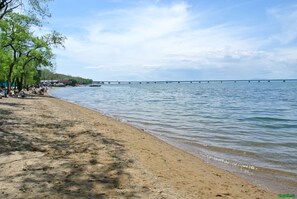 Pantai di sekitar dan 2 bar pantai