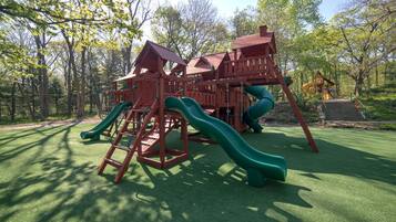 Lasten leikkialue ulkona