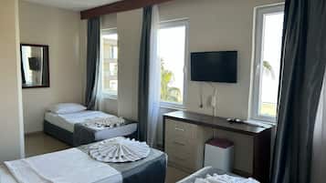 Standard Triple Room | Desk, WiFi