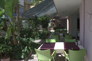 朝食、ランチ、ディナーに営業