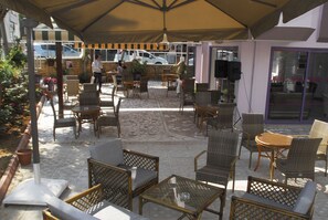 朝食、ランチ、ディナーに営業