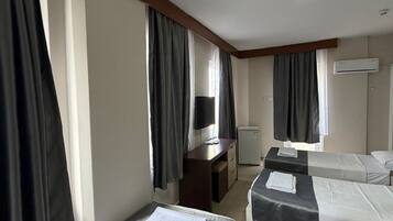 Standard Triple Room | Desk, WiFi