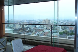 Daily buffet breakfast (JPY 1300 per person)