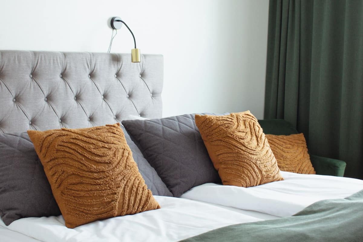 Tweepersoonskamer | Een bureau, gratis babybedden, gratis wifi, beddengoed