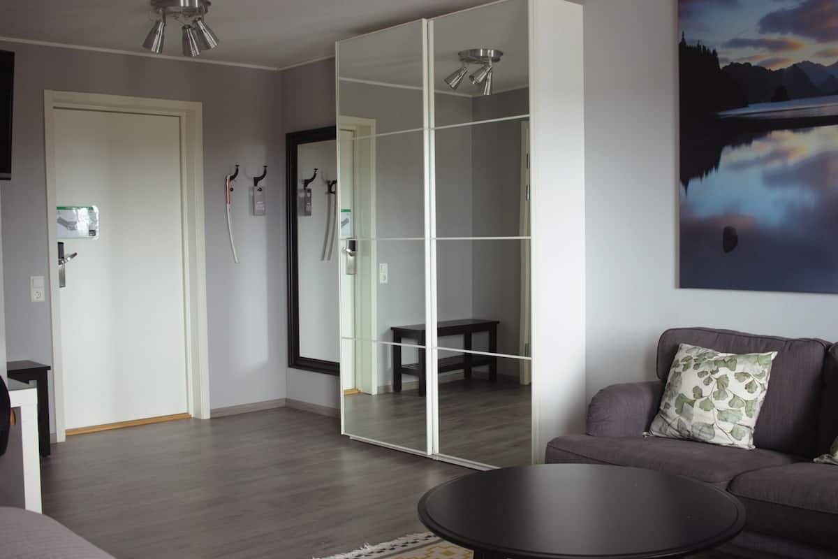Deluxe tweepersoonskamer | Een bureau, gratis babybedden, gratis wifi, beddengoed