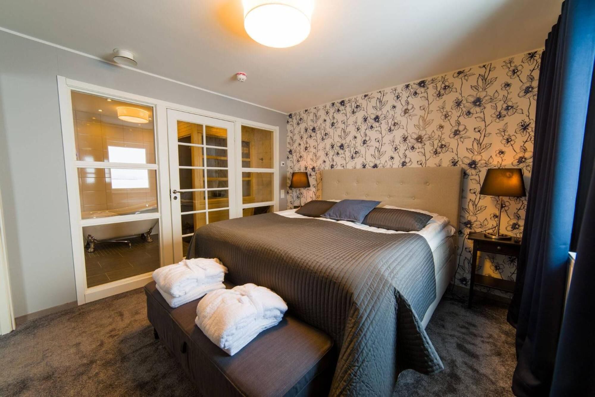 1 bedroom, desk, free cots/infant beds, free wifi