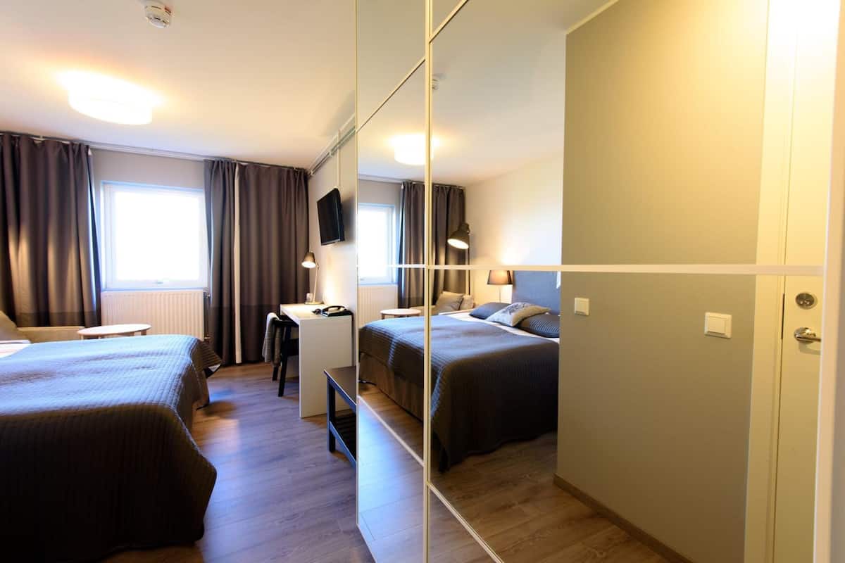 deluxe double room | 1 bedroom, desk, free cots/infant beds, free wifi