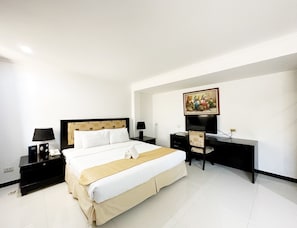 Rom – deluxe, 1 kingsize-seng, ikke-røyk | Safe på rommet, skrivebord, blendingsgardiner og wi-fi (inkludert)