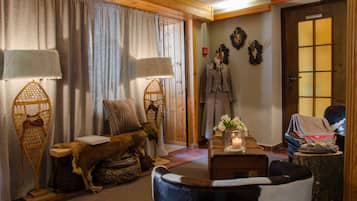 Coin salon dans le hall