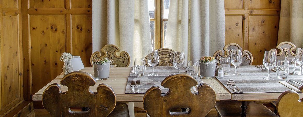 lunch, dinner served; international cuisine, al fresco dining