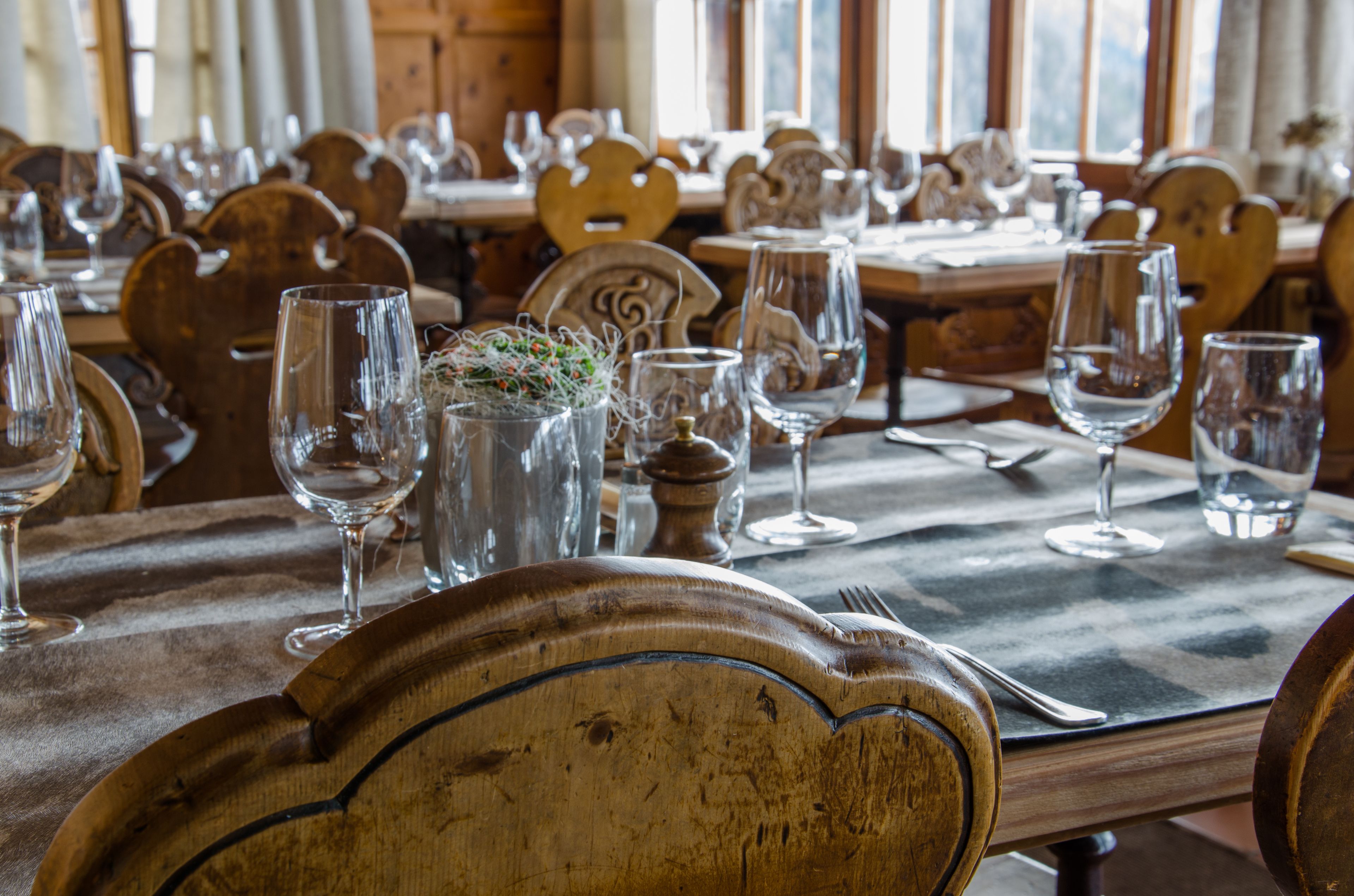 lunch, dinner served; international cuisine, al fresco dining