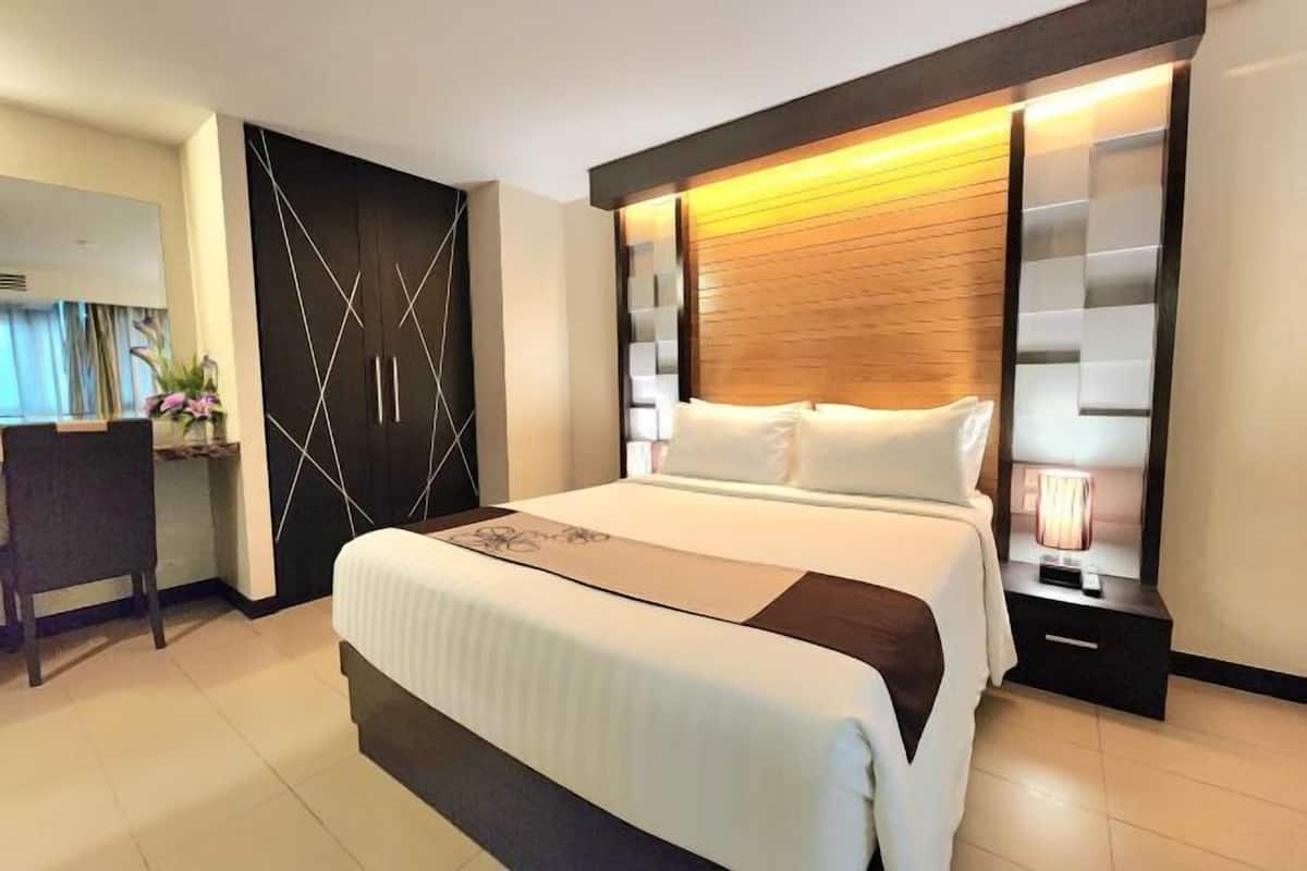 Cortinas opacas, tabla de planchar con plancha, wifi gratis