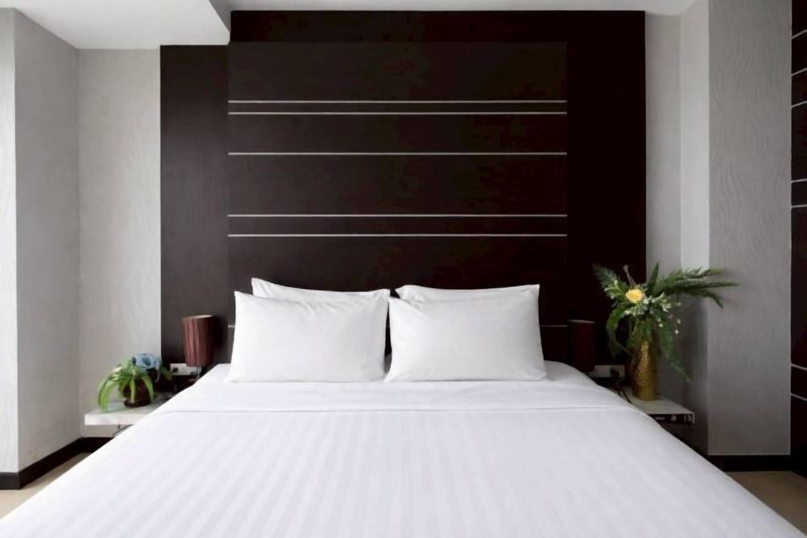 ห้องพักตกแต่งอย่างมีเอกลักษณ์, ผ้าม่านกันแสง, เตารีด/โต๊ะรีดผ้า