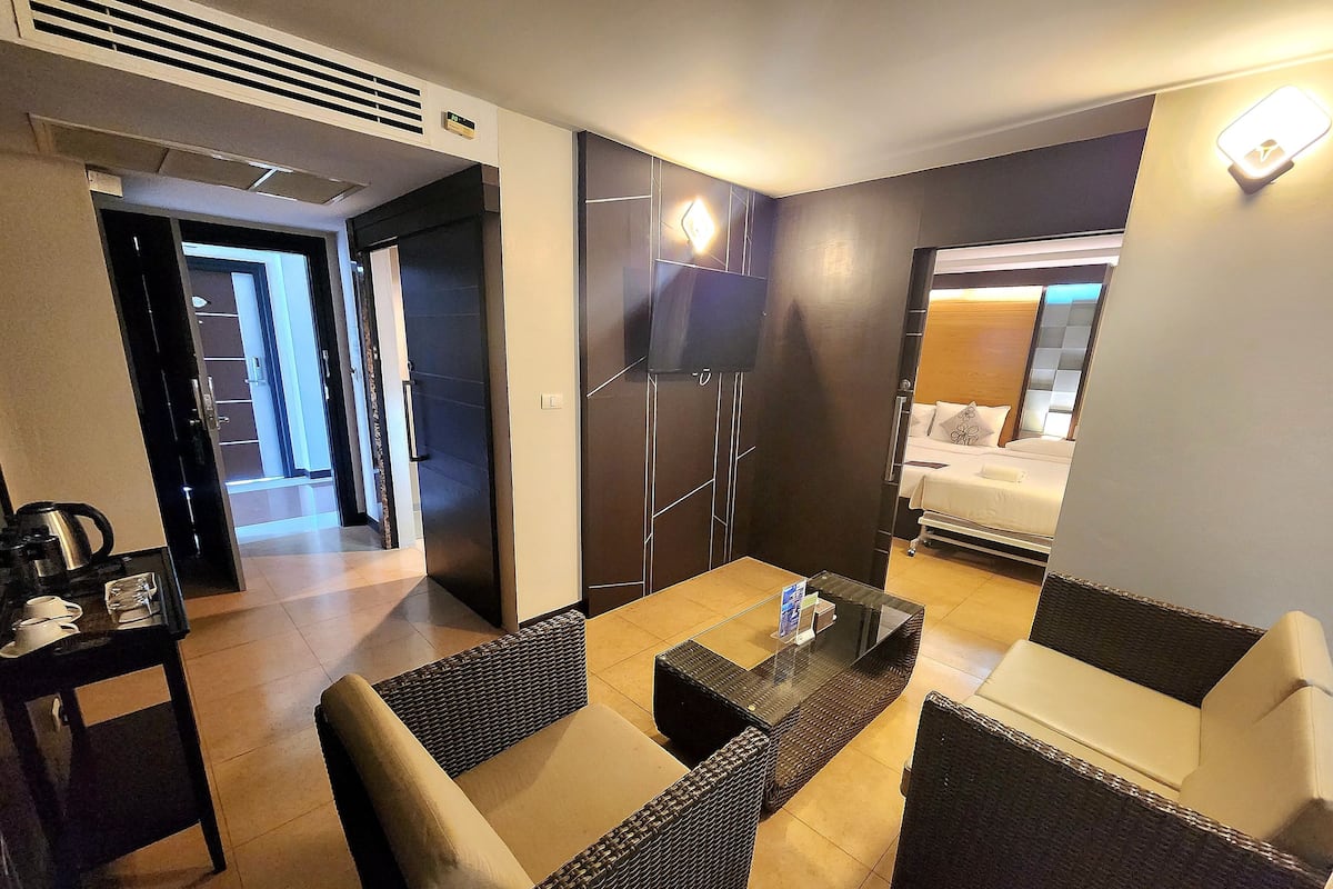 Suite Deluxe | Area soggiorno | TV LED 32 pollici con canali satellitari