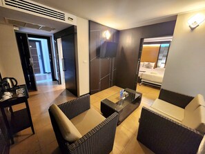 Deluxe suite | Woonruimte | Een 32-inch ledtelevisie met satellietzenders