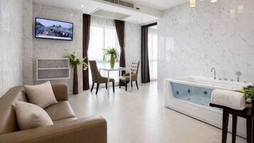 Honeymoon Suite | Individually decorated, blackout curtains, iron/ironing board, free WiFi