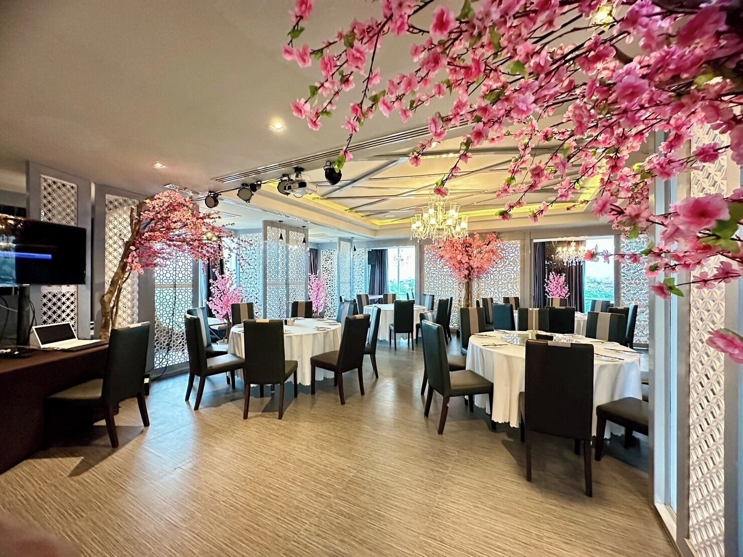 2 εστιατόρια που σερβίρουν βραδινό, διεθνής κουζίνα