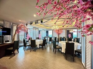 2 restaurants, dinner served, international cuisine - Sky Dome Resotel (Bangkok)